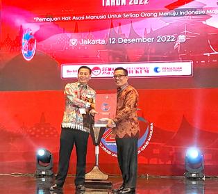 Menerima Penghargaan Kabupaten Peduli HAM ke- 5 Kali Berturut